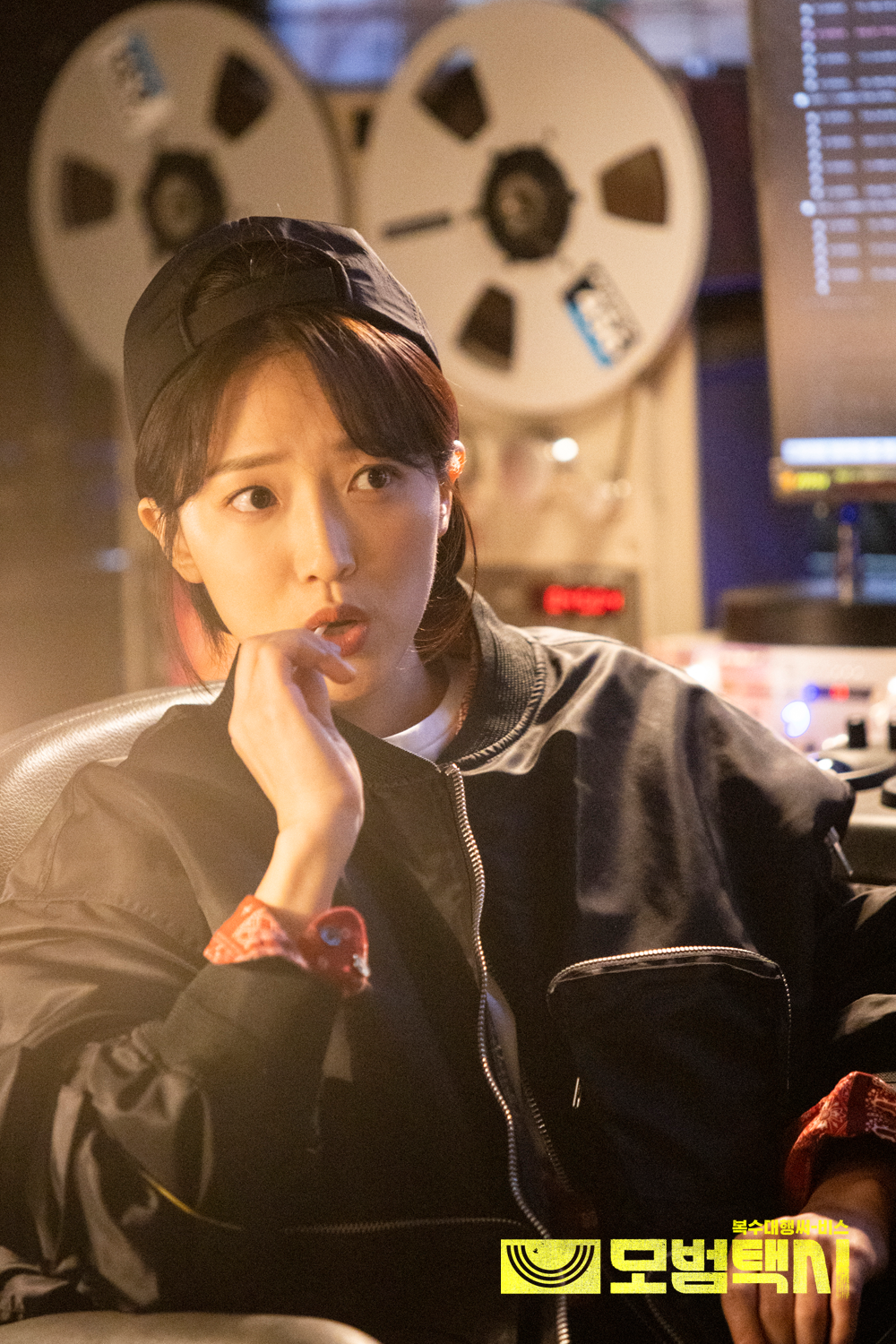 first-look-at-pyo-ye-jin’s-character-in-new-stills-from-‘taxi-driver’